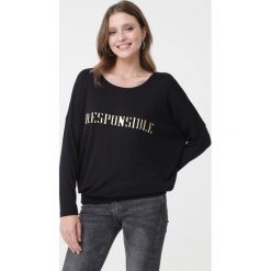 Czarna Bluzka Anne. Czarne bluzki damskie Born2be, s, z napisami, z okrągłym kołnierzem, z długim rękawem. Za 39,99 zł.