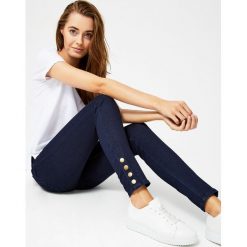 Jeansy typu high waist. Jeansy damskie Moodo, s, z podwyższonym stanem. Za 39,99 zł.