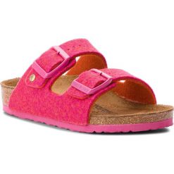 Klapki BIRKENSTOCK - Arizona Rivet Kids 1010430 Fuchsia. Różowe sandały dziewczęce Birkenstock, z wełny, bez zapięcia. W wyprzedaży za 159,00 zł.