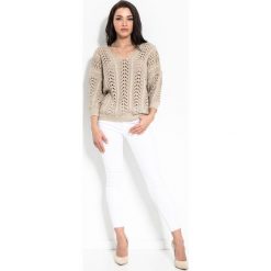 Sweter ażurowy w serek - Beżowy, l/xl. Brązowe sukienki damskie e-margeritka.pl, na wiosnę, s, bez wzorów, z bawełny, eleganckie, z dekoltem w serek, z długim rękawem, długie, maxi. Za 119,99 zł.