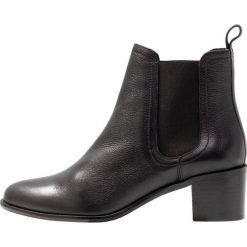 KIOMI Ankle boot black. Czarne botki damskie marki KIOMI, ze skóry, bez obcasa, bez zapięcia. Za 379,00 zł.