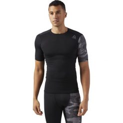KOSZULKA REEBOK ACTIVCHILL GRAPHIC COMPRESSION (L). Koszulki męskie Reebok, m, bez wzorów, z dzianiny, biznesowe, z dekoltem na plecach, bez rękawów. W wyprzedaży za 139,99 zł.