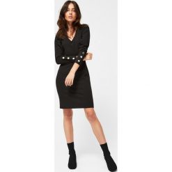 Sukienka z zatrzaskami. Sukienki damskie Moodo, s, bez wzorów, bez kołnierzyka, bez rękawów. Za 49,99 zł.