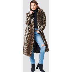 NA-KD Trend Płaszcz ze sztucznym futrem Leo - Brown. Brązowe płaszcze damskie marki NA-KD Trend, bez wzorów. W wyprzedaży za 242,97 zł.