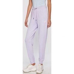 Nike Sportswear - Spodnie. Fioletowe spodnie damskie Nike Sportswear, s, bez wzorów, z bawełny, casualowe. W wyprzedaży za 139,90 zł.