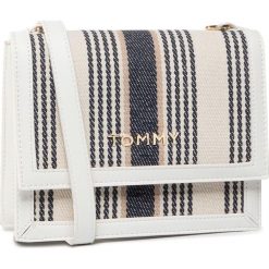 Torebka TOMMY HILFIGER - Tommy Seasonal Crossover Stripes AW0AW08391 0F4. Białe listonoszki damskie TOMMY HILFIGER, na co dzień, bez wzorów, ze skóry ekologicznej, eleganckie, bez dodatków. W wyprzedaży za 309,00 zł.