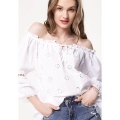 Biała Bluzka Twists. Białe bluzki damskie Born2be, na imprezę, s, z aplikacjami, bez kołnierzyka, bez rękawów. Za 69,99 zł.