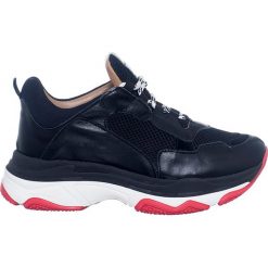 Skórzane sneakersy w kolorze czarnym. Czarne trampki i tenisówki damskie Loretta, na sznurówki. W wyprzedaży za 389,95 zł.