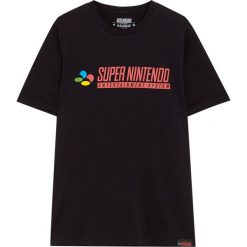 Koszulka z krótkim rękawem Super Nintendo. Czarne koszulki męskie Pull&Bear, m, bez wzorów, bez kołnierzyka, z krótkim rękawem, krótkie. Za 69,90 zł.