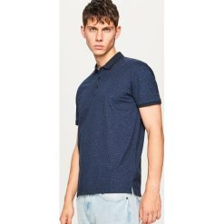 Koszulka polo z mikroprintem - Granatowy. Niebieskie koszulki polo Reserved, l. W wyprzedaży za 49,99 zł.