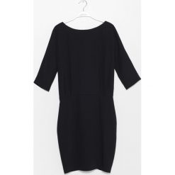 Sukienka. Czarne sukienki damskie koktajlowe marki Simple, na zimę, m, z tkaniny, z dekoltem w łódkę, dopasowane. Za 399,90 zł.