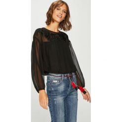 Pepe Jeans - Bluzka Opium. Czarne bluzki damskie Pepe Jeans, s, z aplikacjami, z poliesteru, eleganckie, z okrągłym kołnierzem, z długim rękawem. W wyprzedaży za 159,90 zł.