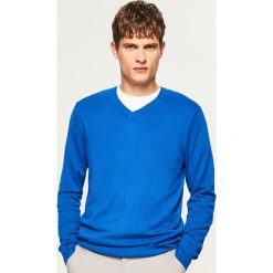 Sweter z dekoltem w serek - Niebieski. Niebieskie swetry klasyczne męskie marki Reserved, l, z dekoltem w serek. Za 79,99 zł.