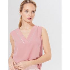 Top z błyszczącą lamówką - Różowy. Różowe topy damskie Mohito, s, bez wzorów, bez kołnierzyka. W wyprzedaży za 29,99 zł.