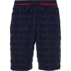 Szorty sportowe TOMMY HILFIGER Logo UM0UM01766. Niebieskie spodenki sportowe męskie TOMMY HILFIGER, m, bez wzorów, z bawełny, sportowe. Za 229,00 zł.