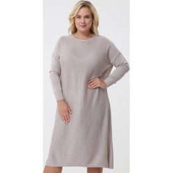 Khaki Sukienka Cali. Brązowe sukienki damskie Born2be, na wiosnę, xl, bez wzorów, z dzianiny, z okrągłym kołnierzem, bez rękawów, długie, oversize. Za 99,99 zł.