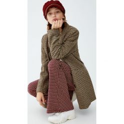 Żakardowe spodnie dzwony. Czerwone spodnie damskie marki Pull&Bear, z żakardem. Za 79,90 zł.