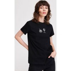 T-shirt z rysunkowym nadrukiem - Czarny. Czarne t-shirty damskie Reserved, s, z nadrukiem, bez kołnierzyka. Za 24,99 zł.