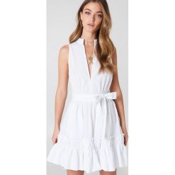 Debiflue x NA-KD Sukienka bez rękawów z wiązaniem - White. Białe bez kategorii marki Debiflue x NA-KD, w paski, z bawełny, bez rękawów. Za 183,95 zł.