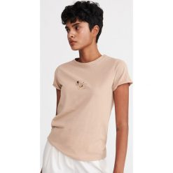 T-shirt z minimalistycznym nadrukiem - Beżowy. Brązowe t-shirty damskie Reserved, s, z nadrukiem, bez kołnierzyka. Za 24,99 zł.