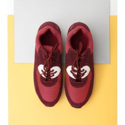 TRAMPKI DAMSKIE. Czerwone trampki i tenisówki damskie marki Top Secret, bez wzorów, bez zapięcia. W wyprzedaży za 49,99 zł.