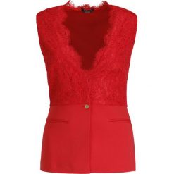 Kamizelka Marciano Guess 92G200 8180Z. Czerwone kamizelki damskie MARCIANO GUESS, z aplikacjami, z elastanu, bez kaptura. W wyprzedaży za 689,00 zł.