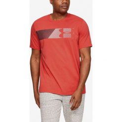 Under Armour Koszulka Czerwony. Czerwone podkoszulki męskie Under Armour, s, z nadrukiem, z bawełny, bez kołnierzyka, z krótkim rękawem, krótkie. Za 119,95 zł.