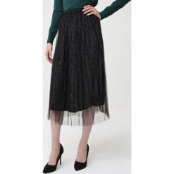 Czarna Spódnica Lytton. Czarne spódniczki damskie Born2be, s, z weluru, eleganckie, midi, rozkloszowane. Za 99,99 zł.