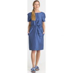 SUKIENKA FAVORE Weekend Max Mara. Niebieskie sukienki damskie Weekend Max Mara, na co dzień, w paski, z okrągłym kołnierzem, bez rękawów, midi, proste. Za 643,00 zł.