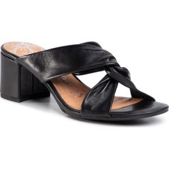 Klapki MARCO TOZZI - 2-27210-24 Black 001. Czarne klapki damskie Marco Tozzi, bez wzorów, ze skóry, bez obcasa. W wyprzedaży za 169,00 zł.