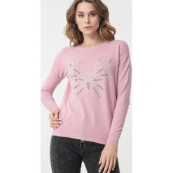 Różowy Sweter Hayhurst. Różowe swetry damskie Born2be, na zimę, s, z aplikacjami, z długim rękawem, długie, bez kaptura. Za 69,99 zł.