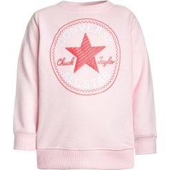 Converse CHUCK PATCH CREW NECK Bluza arctic punch. Czerwone bluzy chłopięce Converse, z bawełny. W wyprzedaży za 143,10 zł.