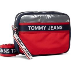 Torebka TOMMY JEANS - Tjw Logo Tape Crossover Cb AW0AW08301 0GY. Czerwone listonoszki damskie Tommy Jeans, bez wzorów, z jeansu, bez dodatków. W wyprzedaży za 209,00 zł.