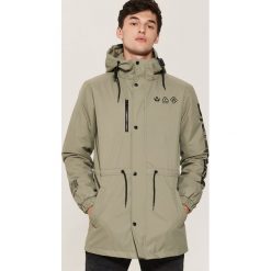 Parka z nadrukami - Zielony. Zielone parki męskie House, l, z nadrukiem. Za 169,99 zł.