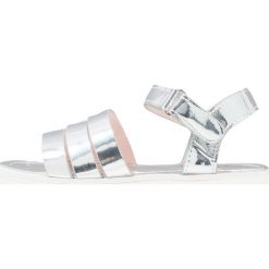XTI Sandały silver. Szare sandały chłopięce marki Xti, z materiału, z otwartym noskiem. W wyprzedaży za 132,30 zł.