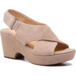 Sandały CLARKS - Maritsa Lara 261401204 Sand Suede. Brązowe klapki damskie Clarks, bez wzorów, ze skóry, bez obcasa, na obcasie. W wyprzedaży za 299,00 zł.