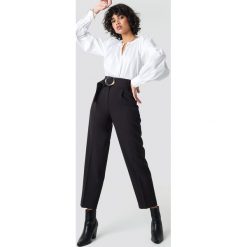 NA-KD Classic Spodnie Asymmetric Belted Suit - Black. Czarne spodnie damskie NA-KD Classic, z podwyższonym stanem. Za 202,95 zł.