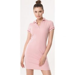 Różowa Sukienka Polliwog. Różowe sukienki damskie Born2be, na lato, xl, z dzianiny. Za 69,99 zł.