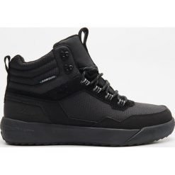 Lekkie buty sportowe z wodoodpornym wykończeniem - Czarny. Czarne buty sportowe męskie Cropp, bez zapięcia. Za 229,99 zł.