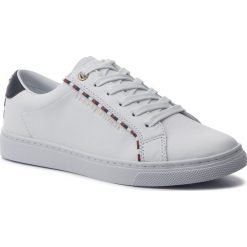 Sneakersy TOMMY HILFIGER - Corporate Detail Sneaker FW0FW04149 White 100. Białe półbuty damskie TOMMY HILFIGER, ze skóry ekologicznej. Za 449,00 zł.