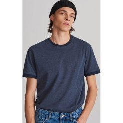 T-shirt z kontrastowym brzegiem - Granatowy. Niebieskie t-shirty męskie Reserved, s. Za 29,99 zł.