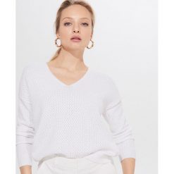 Ażurowy sweter z błyszczącą nitką - Biały. Białe swetry damskie Mohito, s, w ażurowe wzory. Za 99,99 zł.