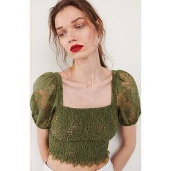 Koronkowa bluzka z dekoltem karo - Khaki. Brązowe bluzki damskie Reserved, xl, bez wzorów, z koronki, z dekoltem karo, bez rękawów. W wyprzedaży za 29,99 zł.