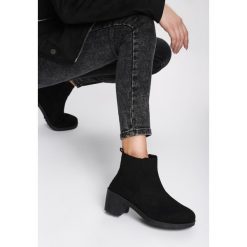 Czarne Botki Carverdale. Czarne botki damskie Renee, prążkowane, eleganckie, z okrągłym noskiem, na średnim obcasie, na obcasie, bez zapięcia. Za 109,99 zł.