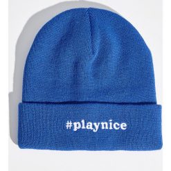 Czapka beanie z napisem - Niebieski. Niebieskie czapki zimowe damskie Sinsay, z napisami. W wyprzedaży za 9,99 zł.