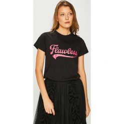 Trendyol - Top. Czarne bluzki damskie marki Trendyol, s, z nadrukiem, z bawełny, z okrągłym kołnierzem. W wyprzedaży za 29,90 zł.