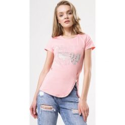 Jasnoróżowy T-shirt Proximately. Szare t-shirty damskie marki Born2be, s, z aplikacjami, z okrągłym kołnierzem. Za 39,99 zł.