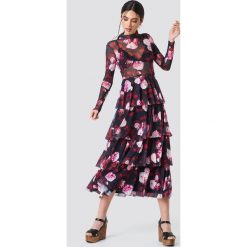 NA-KD Siateczkowa sukienka z warstwami - Multicolor. Szare długie sukienki marki NA-KD, ze stójką, z długim rękawem. Za 242,95 zł.