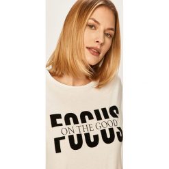 Answear - T-shirt. Białe bluzki damskie ANSWEAR, s, z nadrukiem, z elastanu, z okrągłym kołnierzem. W wyprzedaży za 49,90 zł.