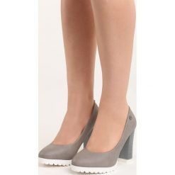 Szare Czółenka Muddy. Szare czółenka damskie Born2be, bez wzorów, ze skóry, z okrągłym noskiem, bez obcasa, na słupku. Za 59,99 zł.